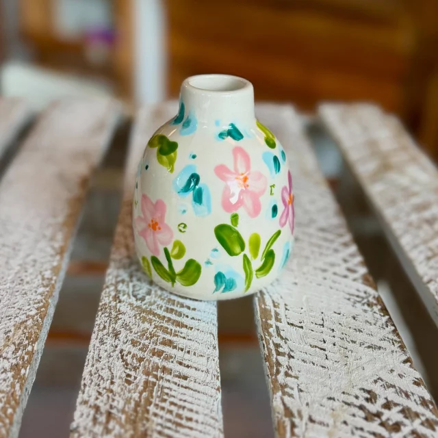 Blumige Grüße aus der Malbucht mit diesem hübschen Kundenkunstwerk. #diemalbucht #keramik #keramikbemalen #keramikselberbemalen #selbermachen #kreativsein #hamburghamm #geschenk #farbenfroh #ahoi #freizeit #hamburg #familie #kinder #gegenlangeweile #lebensfreude #tischkultur #inspiration #zuhausemalen #kreativ