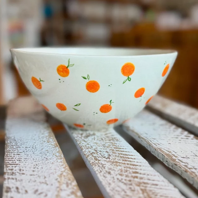 Hach, die wunderbaren Orangen… so lecker und erfrischend. Zauberhaft gelungen auf dieser Schale. Da lächelt sie auch noch sobald der Inhalt bereits genossen wurde… einfach süß! #diemalbucht #keramik #keramikbemalen #keramikselberbemalen #selbermachen #kreativsein #hamburghamm #geschenk #farbenfroh #ahoi #freizeit #hamburg #familie #kinder #gegenlangeweile #lebensfreude #tischkultur #inspiration #zuhausemalen #kreativ #orangen