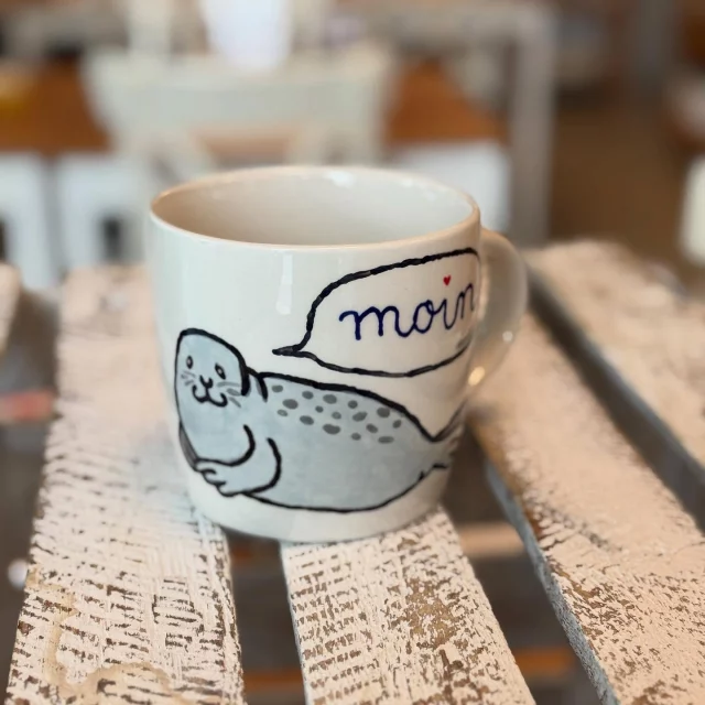 Moin. 🦭 Wir wünschen euch mit diesem gelungenen Becher einer lieben Kundin einen wunderbaren Sonntag. Möge euch der Hamburger Regen ebenso wenig ausmachen wie dieser süßen Robbe… #diemalbucht #keramik #keramikbemalen #keramikselberbemalen #selbermachen #kreativsein #hamburghamm #geschenk #farbenfroh #ahoi #freizeit #hamburg #familie #kinder #gegenlangeweile #lebensfreude #tischkultur #inspiration #zuhausemalen #kreativ #moin #robbe