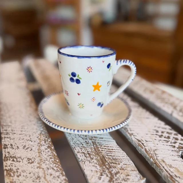 Dieses Ensemble ist auch so hübsch geworden! Klare kleine Motive und die Ränder und der Griff wurden mit feinen blauen Streifen abgesetzt. Mögen wir sehr 🥰 #diemalbucht #keramik #keramikbemalen #keramikselberbemalen #selbermachen #kreativsein #hamburghamm #geschenk #farbenfroh #ahoi #freizeit #hamburg #familie #kinder #gegenlangeweile #lebensfreude #tischkultur #inspiration #zuhausemalen #kreativ