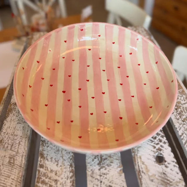 Zeit für rosarot mit Herzchen… lieben wir einfach! #diemalbucht #keramik #keramikbemalen #keramikselberbemalen #selbermachen #kreativsein #hamburghamm #geschenk #farbenfroh #ahoi #freizeit #hamburg #familie #kinder #gegenlangeweile #lebensfreude #tischkultur #inspiration #zuhausemalen #kreativ