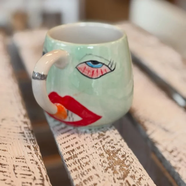 Dieses Kundenkunstwerk ist einfach zu lustig! Mega gemacht und… so genial! Danke dafür 🤗 #diemalbucht #keramik #keramikbemalen #keramikselberbemalen #selbermachen #kreativsein #hamburghamm #geschenk #farbenfroh #ahoi #freizeit #hamburg #familie #kinder #gegenlangeweile #lebensfreude #tischkultur #inspiration #zuhausemalen #kreativ