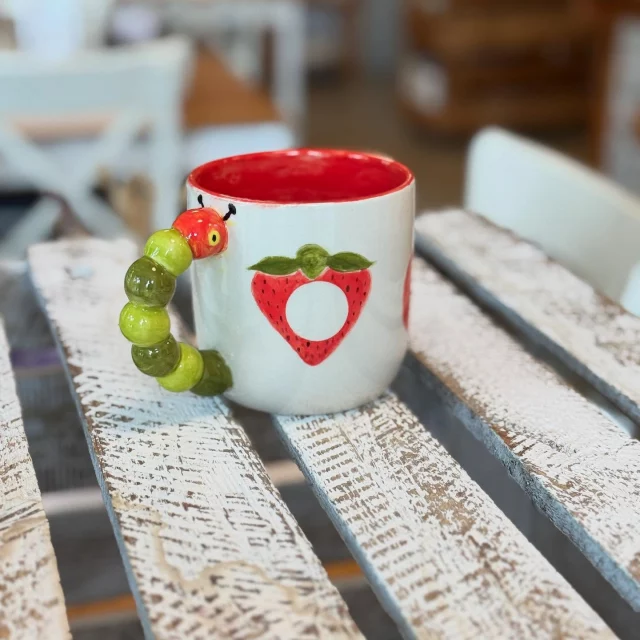 Eine so tolle Idee! Den Griff in eine Raupe zu verwandeln und den Weg der Raupe im Obst rundherum darzustellen… Danke für diese wunderbare Inspiration! #diemalbucht #keramik #keramikbemalen #keramikselberbemalen #selbermachen #kreativsein #hamburghamm #geschenk #farbenfroh #ahoi #freizeit #hamburg #familie #kinder #gegenlangeweile #lebensfreude #tischkultur #inspiration #zuhausemalen #kreativ