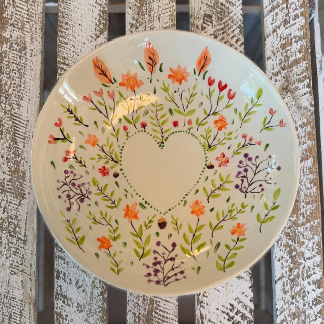 Was für ein zauberhafter Teller… so harmonisch und zart, die Farben. Traumhaft! #diemalbucht #keramik #keramikbemalen #keramikselberbemalen #selbermachen #kreativsein #hamburghamm #geschenk #farbenfroh #ahoi #freizeit #hamburg #familie #kinder #gegenlangeweile #lebensfreude #tischkultur #inspiration #zuhausemalen #kreativ