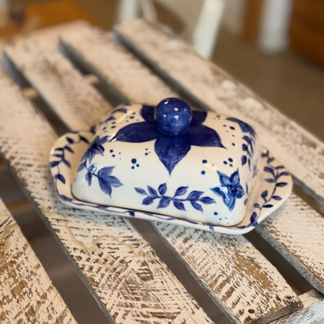 Eine richtig schöne Butterdose. Der zusätzliche Kugelgriff wurde in der blauen Blüte toll integriert. Ein schönes Kundenkunstwerk! #diemalbucht #keramik #keramikbemalen #keramikselberbemalen #selbermachen #kreativsein #hamburghamm #geschenk #farbenfroh #ahoi #freizeit #hamburg #familie #kinder #gegenlangeweile #lebensfreude #tischkultur #inspiration #zuhausemalen #kreativ #butterglocke #butterdose
