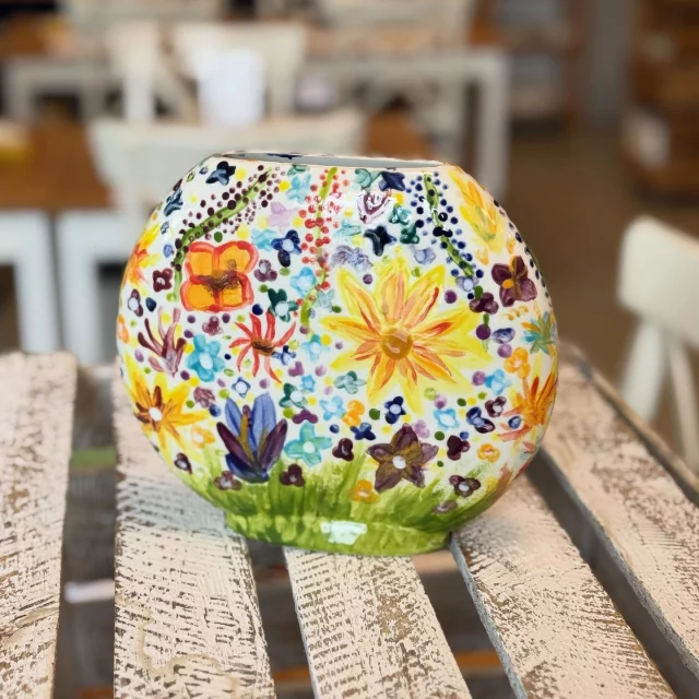 Eine bunte und fröhliche Sommer- Vase… da werden die Blumen, die hinein kommen mit der Vase um die Wette strahlen. Super geworden! #diemalbucht #keramik #keramikbemalen #keramikselberbemalen #selbermachen #kreativsein #hamburghamm #geschenk #farbenfroh #ahoi #freizeit #hamburg #familie #kinder #gegenlangeweile #lebensfreude #tischkultur #inspiration #zuhausemalen #kreativ #sommerwiese #vase