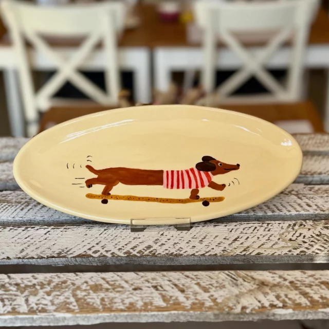 Dackel auf Skateboard- auch ein fröhliches und inspirierendes Motiv #diemalbucht #keramik #keramikbemalen #keramikselberbemalen #selbermachen #kreativsein #hamburghamm #geschenk #farbenfroh #ahoi #freizeit #hamburg #familie #kinder #gegenlangeweile #lebensfreude #tischkultur #inspiration #zuhausemalen #kreativ #dackel