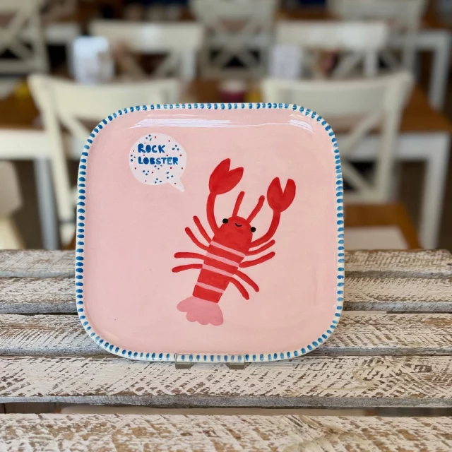 Ein leuchtendes Motiv, dieser Lobster auf einer besonderen Teller Form. Gefällt uns sehr! #diemalbucht #keramik #keramikbemalen #keramikselberbemalen #selbermachen #kreativsein #hamburghamm #geschenk #farbenfroh #ahoi #freizeit #hamburg #familie #kinder #gegenlangeweile #lebensfreude #tischkultur #inspiration #zuhausemalen #kreativ #lobster