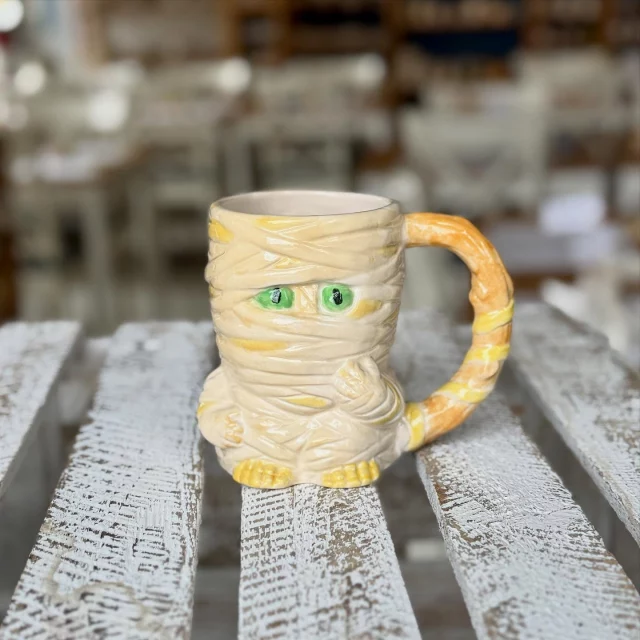 Dieser gruselschöne Becher ist eine tolle Vorbereitung auf den morgigen Halloween 🎃 Tag. Bei uns in Hamburg ist er sowohl Reformationstag, als auch ein Feiertag. Wir sind ab Samstag wieder für euch da. #diemalbucht #keramik #keramikbemalen #keramikselberbemalen #selbermachen #kreativsein #hamburghamm #geschenk #farbenfroh #ahoi #freizeit #hamburg #familie #kinder #gegenlangeweile #lebensfreude #tischkultur #inspiration #zuhausemalen #kreativ #halloween