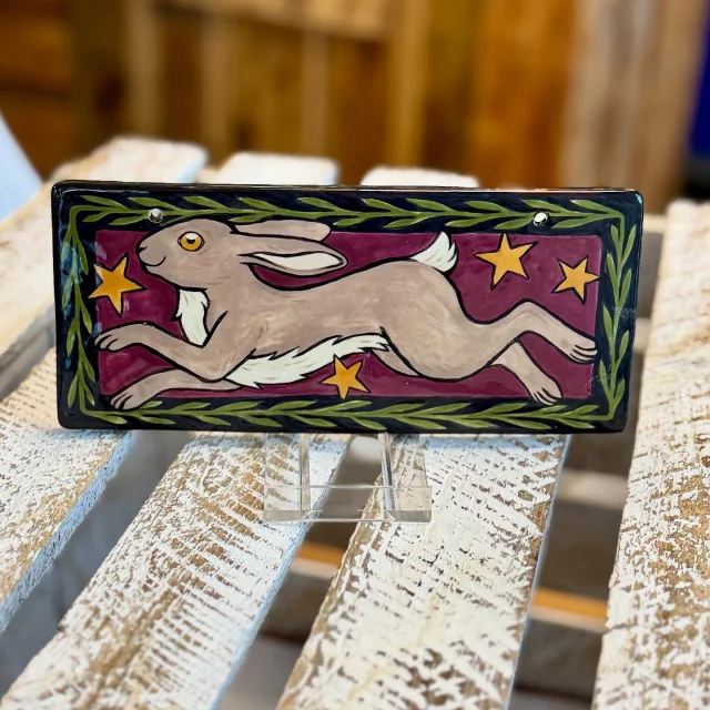 Heute gibt es einfach ein großes WOW für dieses Türschild von @veymoth . Großartig! #diemalbucht #keramik #keramikbemalen #keramikselberbemalen #selbermachen #kreativsein #hamburghamm #geschenk #farbenfroh #ahoi #freizeit #hamburg #familie #kinder #gegenlangeweile #lebensfreude #tischkultur #inspiration #zuhausemalen #kreativ #tuerschild #türschild