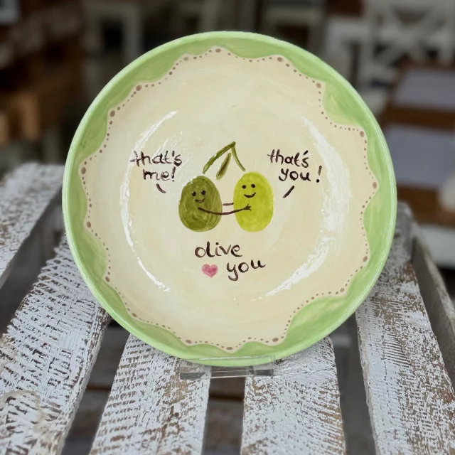 We Olive this! Immer wieder tauchen so schöne Ideen von euch auf. Das ist richtig schön! #diemalbucht #keramik #keramikbemalen #keramikselberbemalen #selbermachen #kreativsein #hamburghamm #geschenk #farbenfroh #ahoi #freizeit #hamburg #familie #kinder #gegenlangeweile #lebensfreude #tischkultur #inspiration #zuhausemalen #kreativ #olive