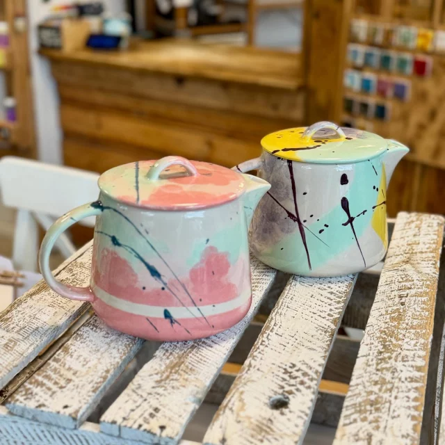 Heute dürfen wir euch diese super schönen Tee- bzw Kaffeekannen präsentieren. Wunderschöne Kundenkunstwerke und eine tolle Inspiration. #diemalbucht #keramik #keramikbemalen #keramikselberbemalen #selbermachen #kreativsein #hamburghamm #geschenk #farbenfroh #ahoi #freizeit #hamburg #familie #kinder #gegenlangeweile #lebensfreude #tischkultur #inspiration #zuhausemalen #kreativ #onlinereservierung #inspiration