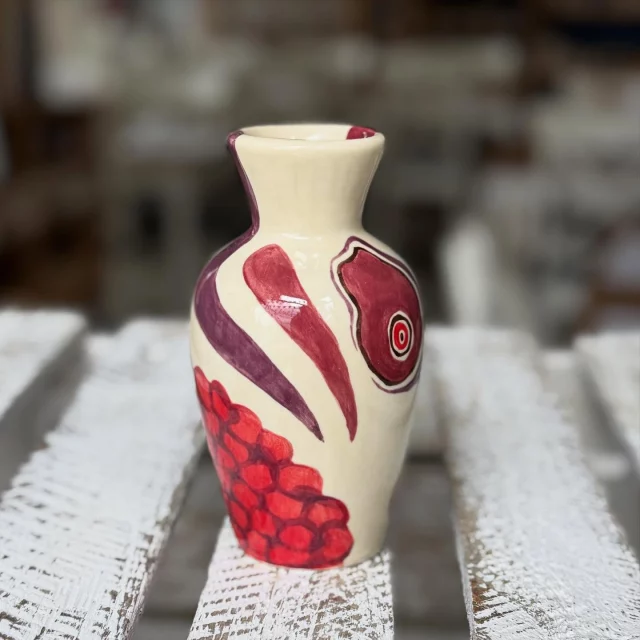 Kleine Vase - große Freude. Und eine wunderschöne Farbzusammenstellung! #diemalbucht #keramik #keramikbemalen #keramikselberbemalen #selbermachen #kreativsein #hamburghamm #geschenk #farbenfroh #ahoi #freizeit #hamburg #familie #kinder #gegenlangeweile #lebensfreude #tischkultur #inspiration #zuhausemalen #kreativ #onlinereservierung #inspiration