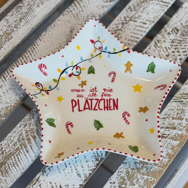 Zu alt für Plätzchen? Niemals! Nein. Also wirklich nicht. 🥰 #diemalbucht #keramik #keramikbemalen #keramikselberbemalen #selbermachen #kreativsein #hamburghamm #geschenk #farbenfroh #ahoi #freizeit #hamburg #familie #kinder #gegenlangeweile #lebensfreude #tischkultur #inspiration #zuhausemalen #kreativ #onlinereservierung #inspiration