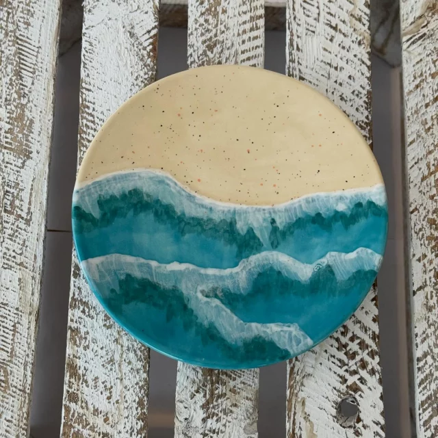 Sommer, Sonne, Strand und Meer… herrlich gemacht und lädt absolut zum Träumen ein. #diemalbucht #keramik #keramikbemalen #keramikselberbemalen #selbermachen #kreativsein #hamburghamm #geschenk #farbenfroh #ahoi #freizeit #hamburg #familie #kinder #gegenlangeweile #lebensfreude #tischkultur #inspiration #zuhausemalen #kreativ #onlinereservierung #inspiration #strand #sommer