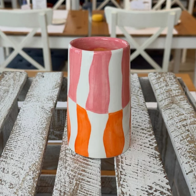 Das hier ist eine relativ neue Vasenform bei uns. Sie kommt gut an, bei euch und die Farbkombi Rosa & Orange ist weiterhin eine richtig schöne Wahl. #diemalbucht #keramik #keramikbemalen #keramikselberbemalen #selbermachen #kreativsein #hamburghamm #geschenk #farbenfroh #ahoi #freizeit #hamburg #familie #kinder #gegenlangeweile #lebensfreude #tischkultur #inspiration #zuhausemalen #kreativ #onlinereservierung #inspiration