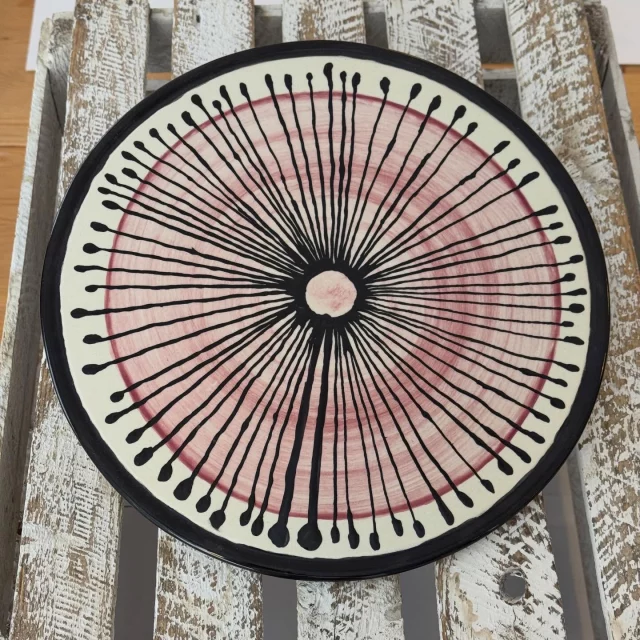 Möchtet ihr eine Inspiration für eine Tortenplatte? Diese hier ist richtig schön geworden… #diemalbucht #keramik #keramikbemalen #keramikselberbemalen #selbermachen #kreativsein #hamburghamm #geschenk #farbenfroh #ahoi #freizeit #hamburg #familie #kinder #gegenlangeweile #lebensfreude #tischkultur #inspiration #zuhausemalen #kreativ #onlinereservierung #inspiration