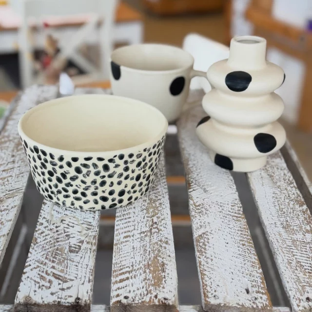 Matte Farbe? Könnt ihr gerne haben. Es gibt ein paar Dinge zu beachten, aber wir erklären es gerne, während deiner Malzeit bei uns. #diemalbucht #keramik #keramikbemalen #hamburg #inspiration