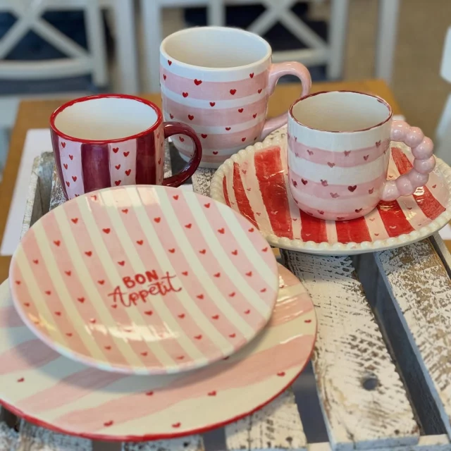 Mit eurem aktuellen, absoluten Lieblingsmotiv wünschen wir euch einen wunderschönen, freudigen und kribbeligen Valentinstag 💕! #diemalbucht #valentinstag #keramikbemalen #hamburg #kreativ