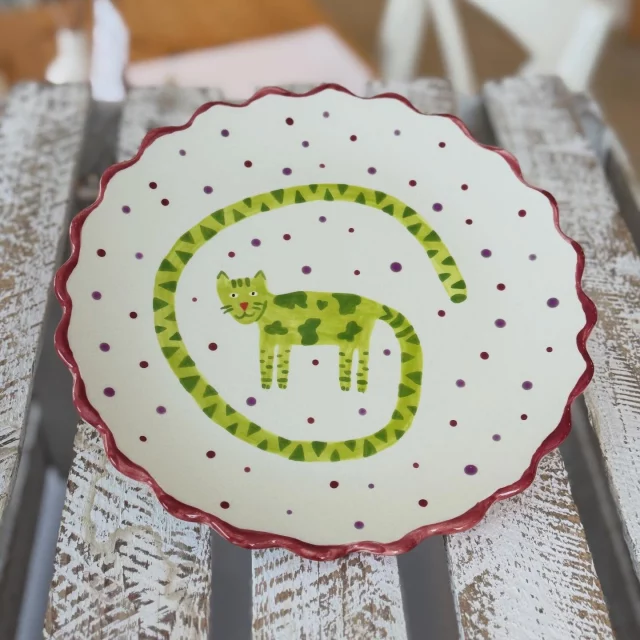 So lustig, freundlich und noch dazu Mega gelungen - dieser Teller gefällt uns ausgesprochen gut. Euch auch? #diemalbucht #keramik #keramikbemalen #hamburg #inspiration