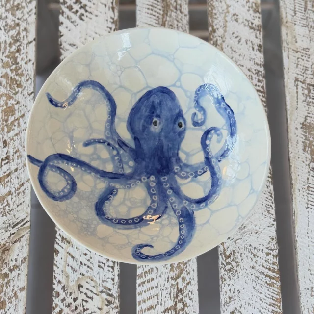 Ein wunderschöner Oktopus in passendem Tintenblau schaut freundlich in das Geschehen um ihn herum. Irgendwie tanzt er sogar ein wenig… ob zur Musik oder zu den Blubberblasen um ihn herum… wir können nur raten. :) #diemalbucht #keramik #keramikbemalen #hamburg #inspiration