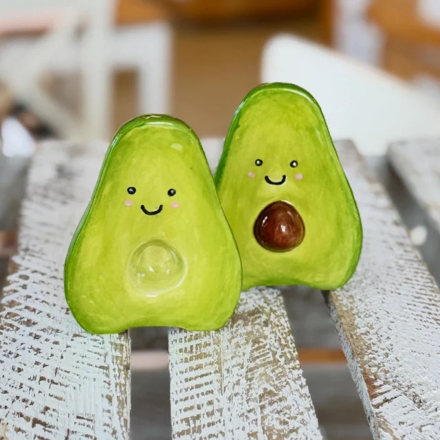 Sind die toll geworden?! Zwei Avocado Hälften als Salz- und Pfefferstreuer. Lieben wir doch… #diemalbucht #keramik #keramikbemalen #hamburg #inspiration