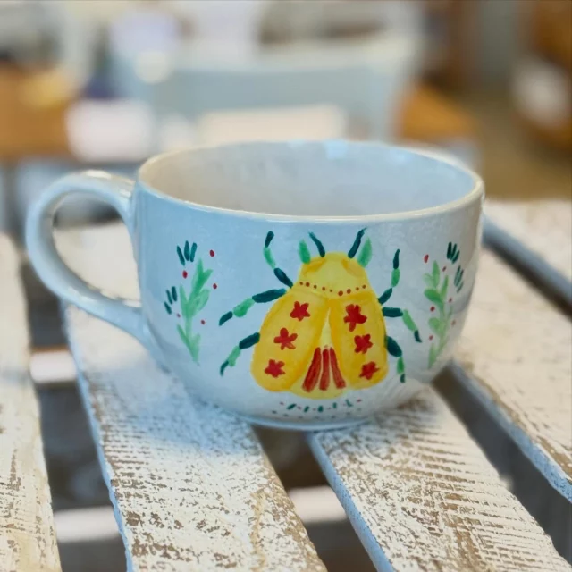 Frühling, wir sind bereit! Die ersten Sonnenstrahlen locken uns schon heraus in die Natur und … naja, mit so einer zauberhaften Tasse in der Hand lässt es sich alles noch viel schöner genießen. Die ist soooo schön geworden! #diemalbucht #keramik #keramikbemalen #hamburg #inspiration