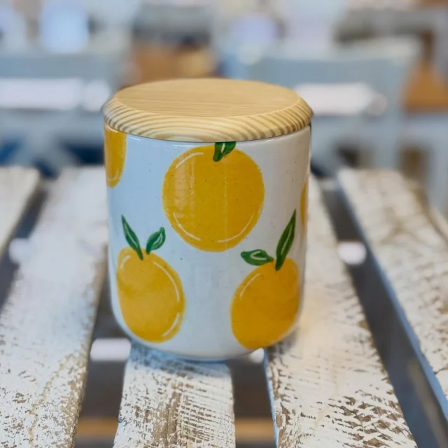Nach den Kirschen kommen nun die saftigen Orangen… die Dose ist auch so schön geworden. Helle Striche in die Früchte und Blätter gekratzt, Sprenkel drauf, super gut! #diemalbucht #keramik #keramikbemalen #hamburg #inspiration