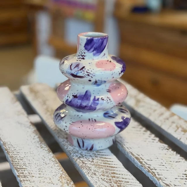 Ein extravagante Vase, abstrakt bemalt und sehr gelungen. Eine richtig schöne Inspiration. #diemalbucht #keramik #keramikbemalen #hamburg #inspiration