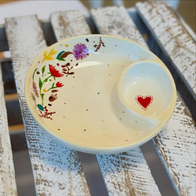 Heute dürfen wir euch diese schöne Chip and Dip Schale zeigen. Wer möchte daraus nicht super gerne mal naschen?! #diemalbucht #keramik #keramikbemalen #hamburg #inspiration