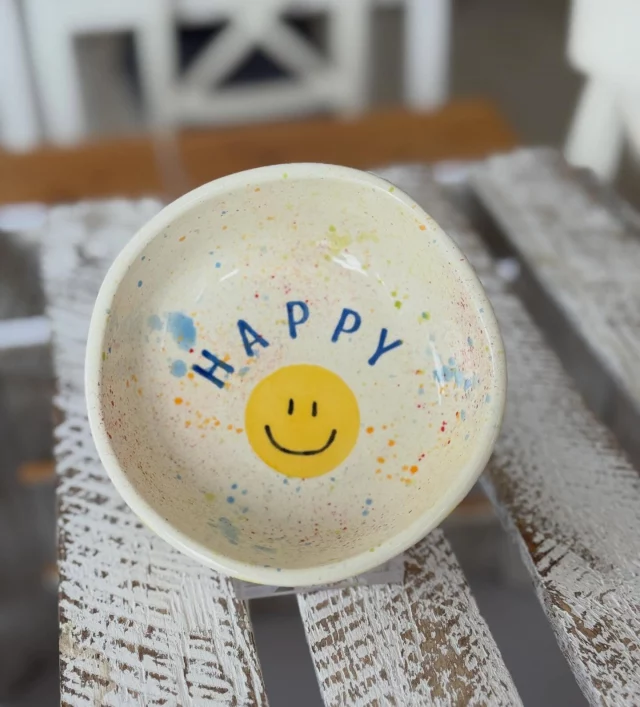 Beste Inspiration ever: Happy! Druckt es mit Stempeln, schreibt es mit dem Pinsel, mit unseren Schreibfläschchen und seid es dabei einfach! Wir haben auch eine Spritz- Station, dort könnt ihr nach Herzenslust klecksen… bucht euch euren Happy Termin noch heute, Online. #diemalbucht #keramik #keramikbemalen #hamburg #inspiration