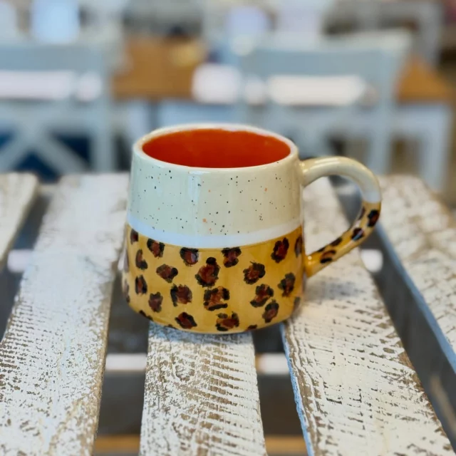 Leo und Sprenkel zum Kaffee? Wäre auch für Tee möglich. Passt auf jeden Fall richtig schön zusammen und ist eine tolle Inspiration für ein nächstes Projekt! #diemalbucht #keramik #keramikbemalen #hamburg #inspiration
