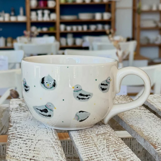 Alles eine Frage der Perspektive?! Oh ja… diese Tasse macht uns solche Freude, mit ihren Tauben aus den unterschiedlichen Perspektiven. Richtig genial! #diemalbucht #keramik #keramikbemalen #hamburg #inspiration