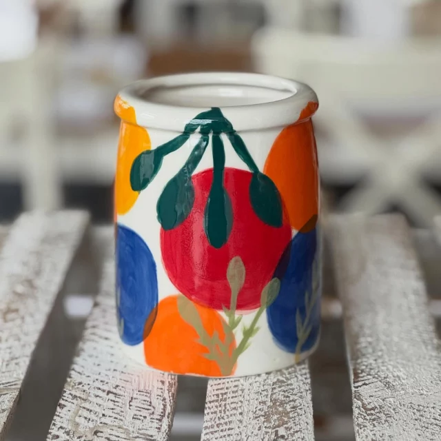 Kräftige Farben mit klaren Formen, harmonisch umgesetzt. Die Vase strahlt schon jetzt- auch ohne Blumen. #diemalbucht #keramik #keramikbemalen #hamburg #inspiration