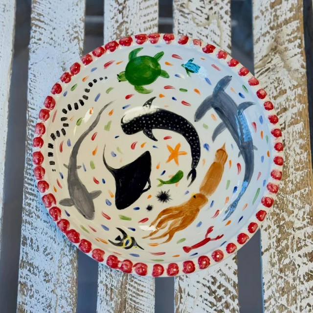 Wooo, da ist uns aber ein wunderbarer Fang gelungen. Vielen Dank, dass wir diesen schönen Teller zeigen dürfen. #diemalbucht #keramik #keramikbemalen #hamburg #inspiration