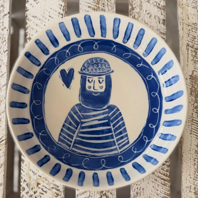 Nimm uns mit, Kapitän, auf die Reise…. Das ist auch eines der ganz besonderen Kundenkunstwerke, das vor ein paar Tagen aus dem Ofen geschlüpft ist. Super schön! #diemalbucht #keramik #keramikbemalen #hamburg #inspiration