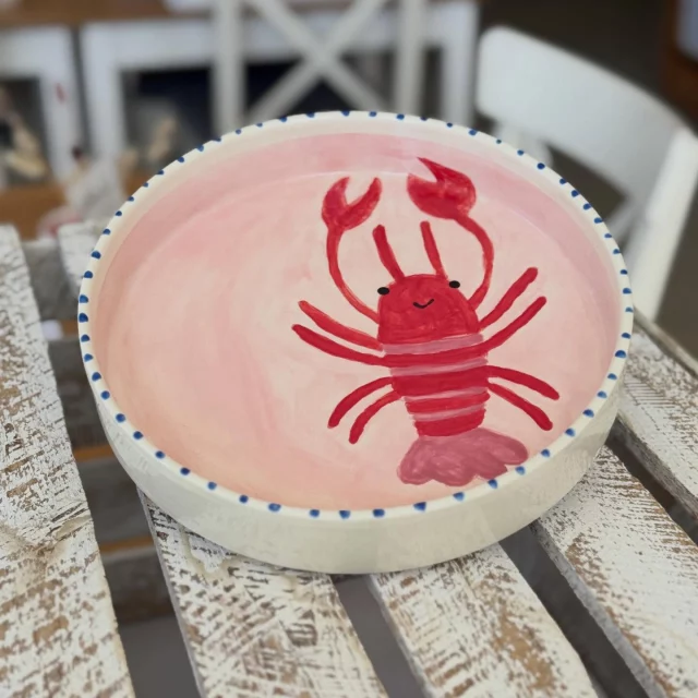 Wir alle lieben gerade dieses Motiv. Hier ist es richtig charmant und fröhlich umgesetzt. Bravo! #diemalbucht #keramik #keramikbemalen #hamburg #inspiration