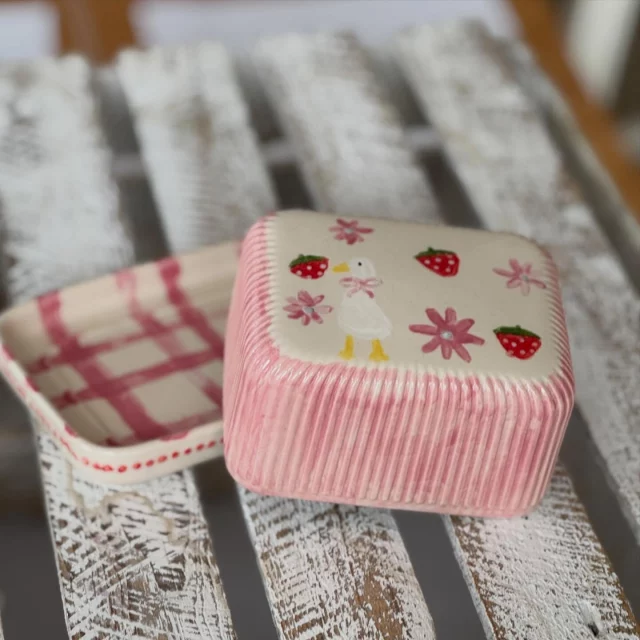 Heute dürfen wir euch eine zuckersüße Butterdose präsentieren. Ist die nicht niedlich? Wir lieben eure Ideen! #diemalbucht #keramik #keramikbemalen #hamburg #inspiration