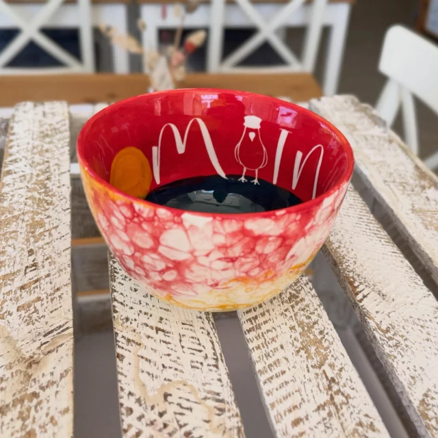 Trendfarbe Rot geblubbert mit einem beständigen Moin kombiniert- passt und ist mega gut geworden! #diemalbucht #keramik #keramikbemalen #hamburg #inspiration