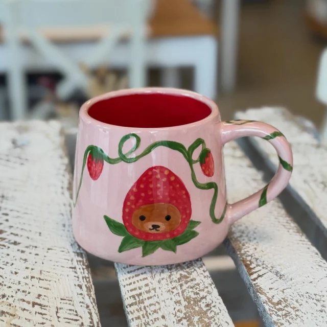 Beste Zeit des Jahres? Genau die Erdbeer Zeit! Noch besser in entsprechend gestalteter Keramik. Wir lieben sie einfach… #diemalbucht #keramik #keramikbemalen #hamburg #inspiration