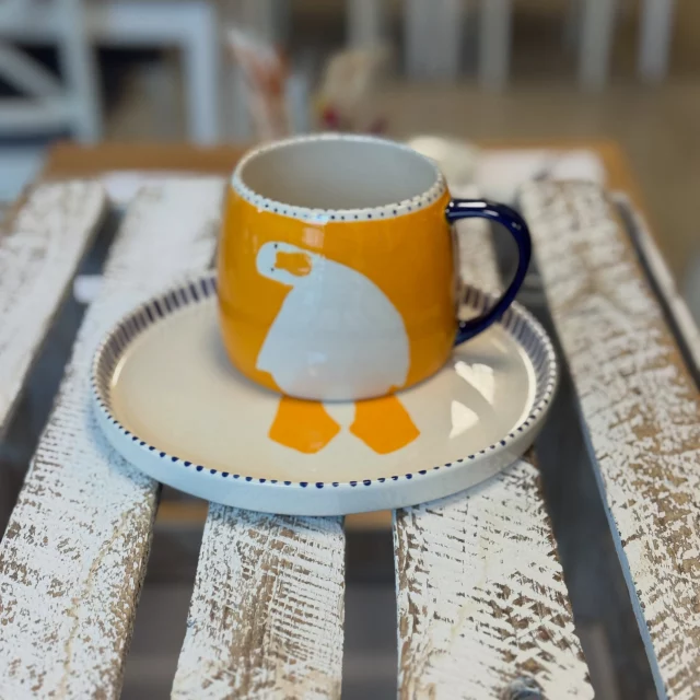 Aus einem Becher und einem Teller zusammen kann man auch ein ganzes Motiv zusammen setzen. Mit Spaß und Experimentierfreude. Wir helfen dir gerne beim Ideenfinden… #diemalbucht #keramikbemalen #ideen #hamburg #tiere