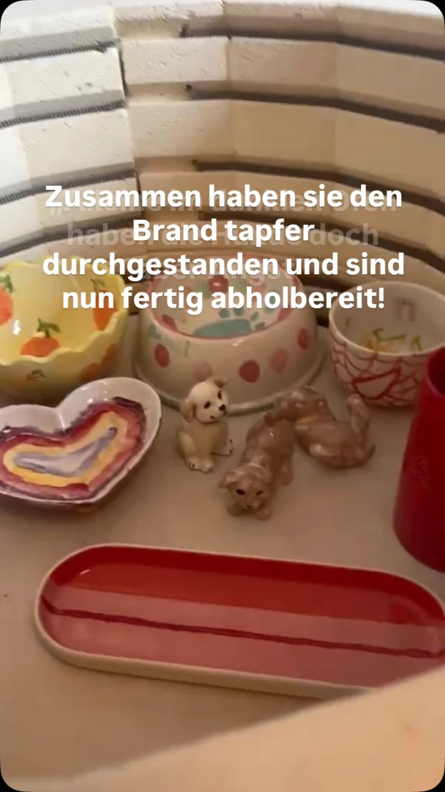 Einem unser Kund:innen war es wichtig, dass die bemalten Hunde gemeinsam im Ofen sind. Sie hätten sonst Angst… Den Wunsch erfüllen wir gerne und können berichten: es geht ihnen sehr gut und sie freuen sich schon auf ihr neues Zuhause! #diemalbucht #keramik #hamburg #keramikbemalen #lebensfreude