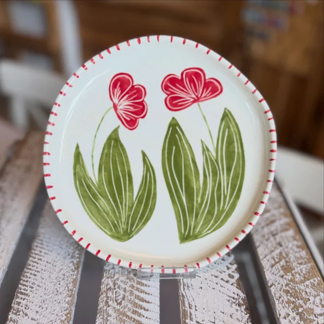 Heute dürfen wir euch diese wunderschöne Inspiration zeigen: Blumen auf einem Teller, die mit Hilfe der Kratz-Technik ausgearbeitet wurden. Das kannst du auch gerne ausprobieren. Wir zeigen dir gerne wie du es machst. #diemalbucht #keramikbemalen #hamburg #geschenkidee #gemeinsamezeit