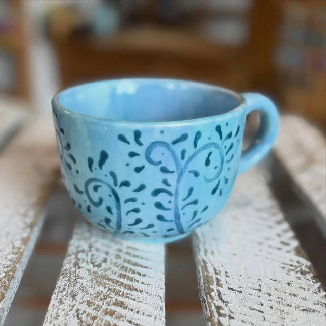 Eine blaue Auszeit, wann immer du möchtest. Mit einem locker verzierten Muster, das kann sich sehen lassen. Ein schönes Kundenkunstwerk! #diemalbucht #keramikbemalen #hamburg #geschenkidee #gemeinsamezeit