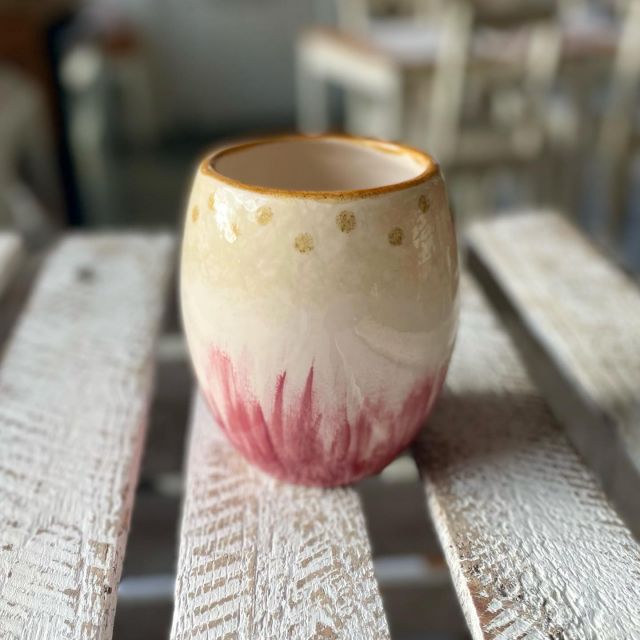 Diese kleine Vase oder auch der kleine Becher, macht doch wirklich etwas her, oder?

So locker und leicht mit den sichtbaren, roten Pinselstrichen unten, dem goldenen Rand und den Punkten… ist schon wirklich richtig hübsch geworden. 😍 

#diemalbucht #keramik #keramikbemalen #keramikselberbemalen #selbermachen #kreativsein #hamburghamm #geschenk #farbenfroh #ahoi #freizeit  #hamburg #familie #kinder #gegenlangeweile