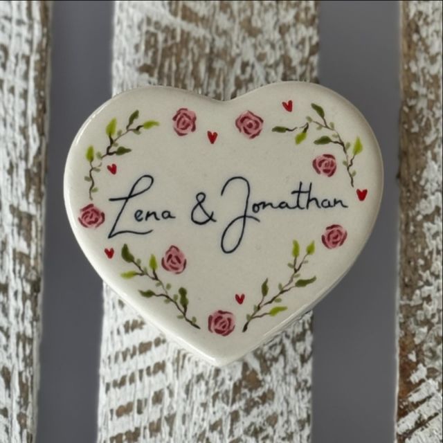 Heute heiratet unsere wunderbare Kollegin Lena ihren Jonathan. Für die Ringe hat sie diese mehr als zauberhafte Dose bemalt…

Liebe Lena, lieber Jonathan, das ganze Malbucht Team wünscht euch den Himmel auf Erden und einen fantastischen ‚schönsten Tag des Lebens‘! 

Wir schicken herzliche Glückwünsche aus der Bucht!

#diemalbucht #keramik #keramikbemalen #keramikselberbemalen #selbermachen #kreativsein #hamburghamm #geschenk #farbenfroh #ahoi #freizeit  #hamburg #familie #kinder #gegenlangeweile #lebensfreude #tischkultur #inspiration #zuhausemalen #kreativ #onlinereservierung #hochzeit #heiraten2024 #hochzeitsringe